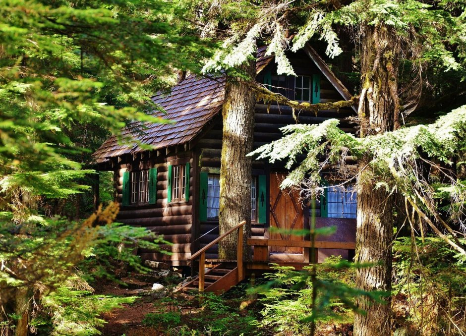 Красивый деревянный домик