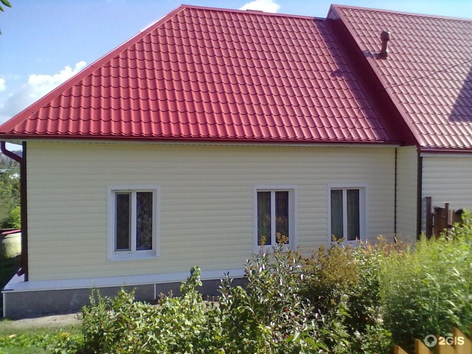 Дом с крышей из металлочерепицы (53 фото)
