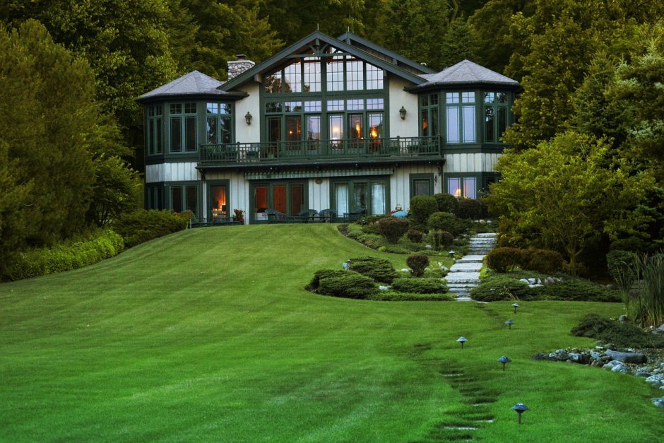 Красивый дом с газоном