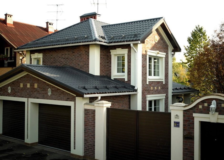 Фасад с коричневой крышей
