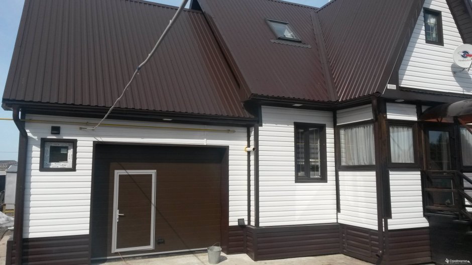 Отделка дома с коричневой крышей
