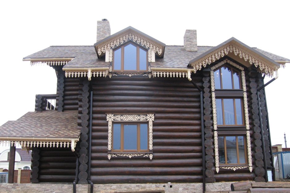 Резные наличники на бревенчатом доме