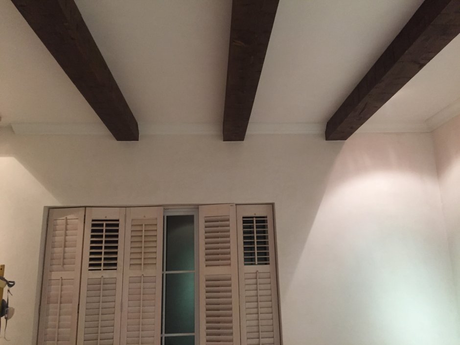 Потолок с несущими балками на потолке