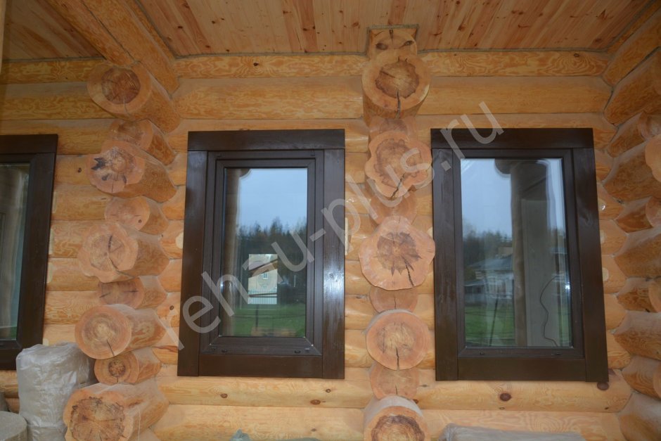 Внутренний наличник на окно в доме из бревна