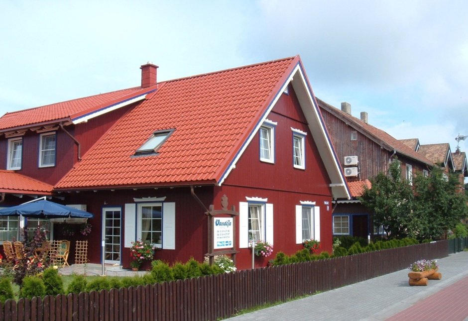 Коричневый дом с красной крышей
