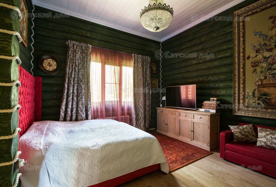Салатовая спальня в деревянном доме