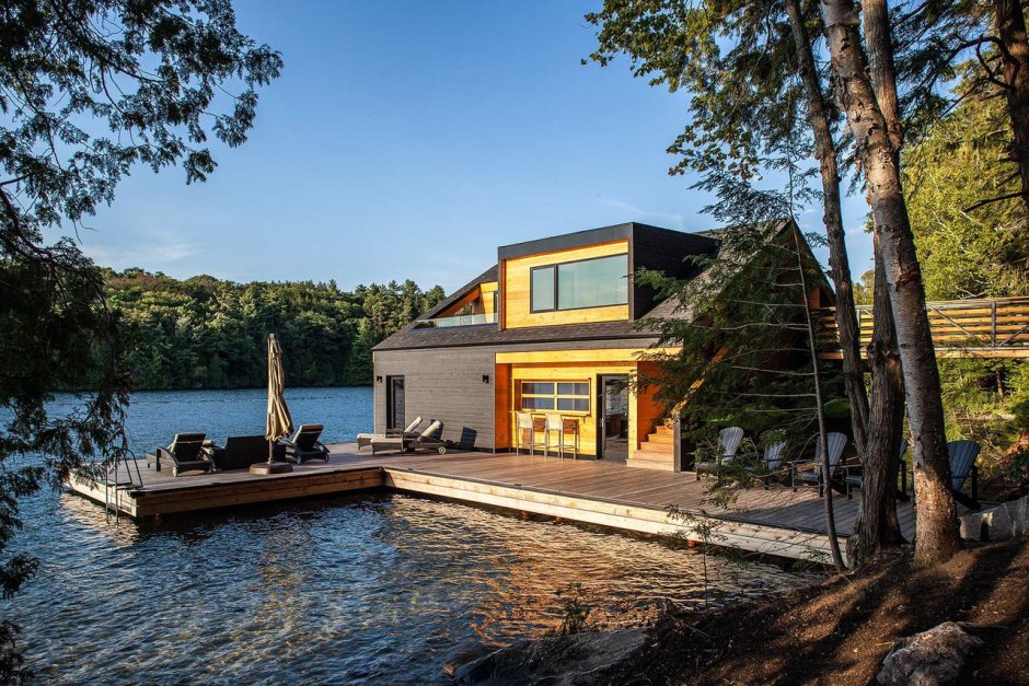 Современный дом у озера