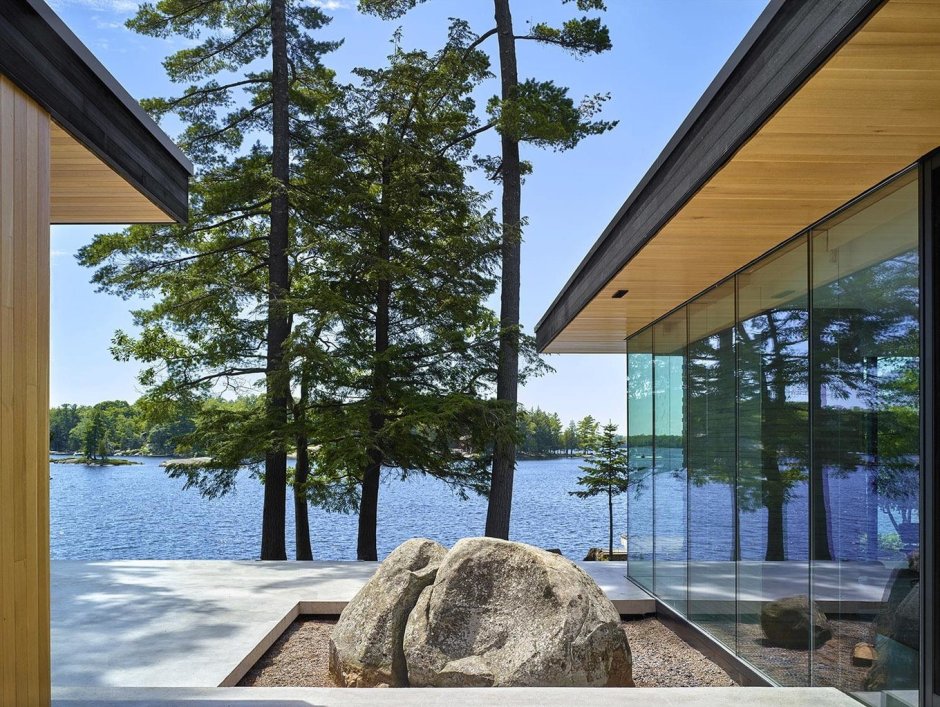 Дом на берегу озера с панорамными окнами