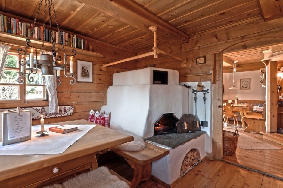 Маленький деревянный домик с печкой