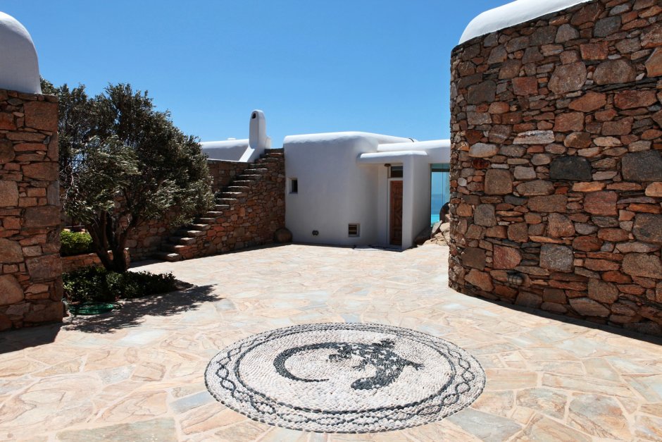 Дом из камня в греческом стиле
