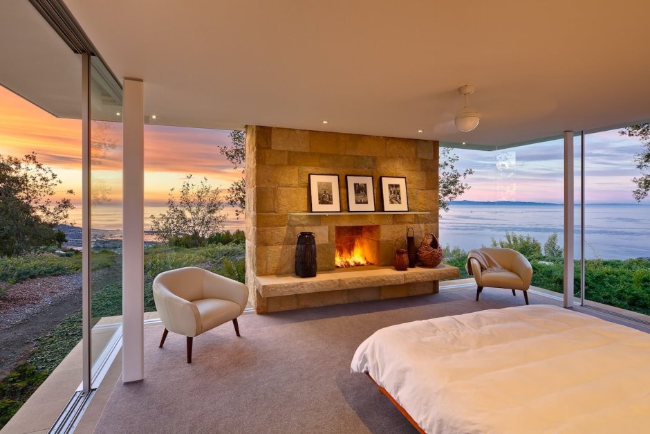 Уютная спальня с панорамными окнами с видом на природу