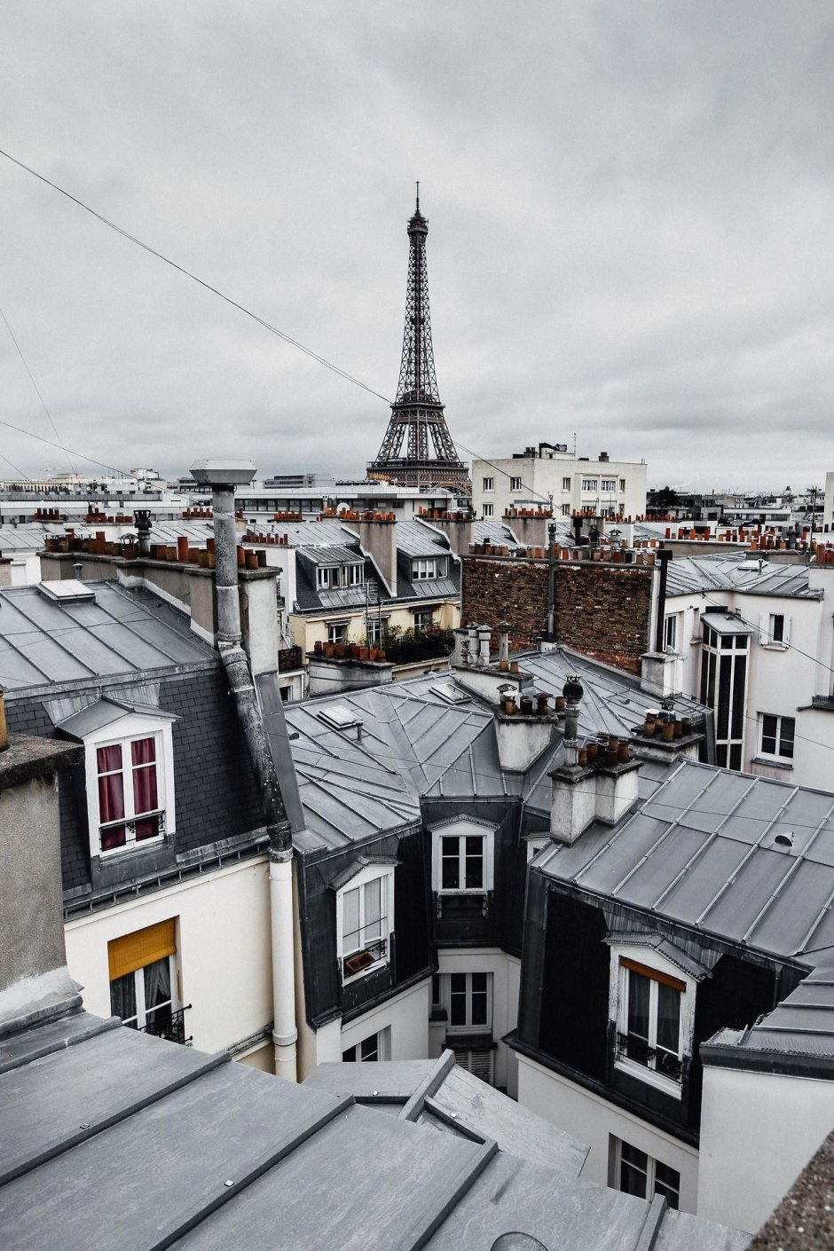 Эйфелева башня с крыш Парижа