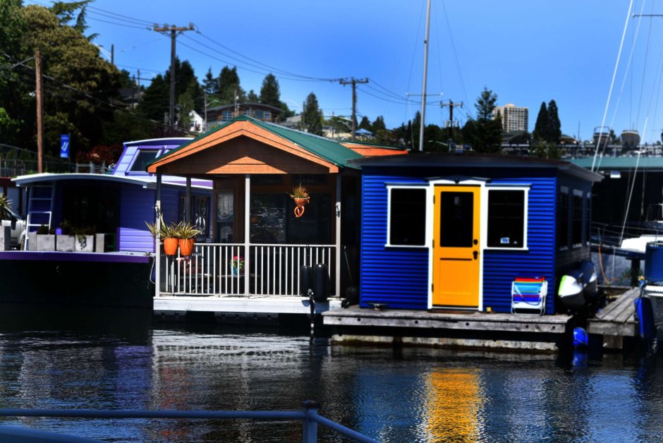 Хаусбот (плавучий дом) на озере Юнион в Сиэтле, штат Вашингтон