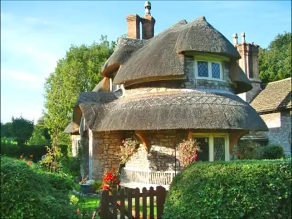 Сказочный домик с соломенной крышей