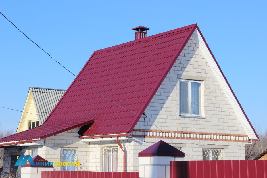 Дом с двускатной крышей из металлочерепицы