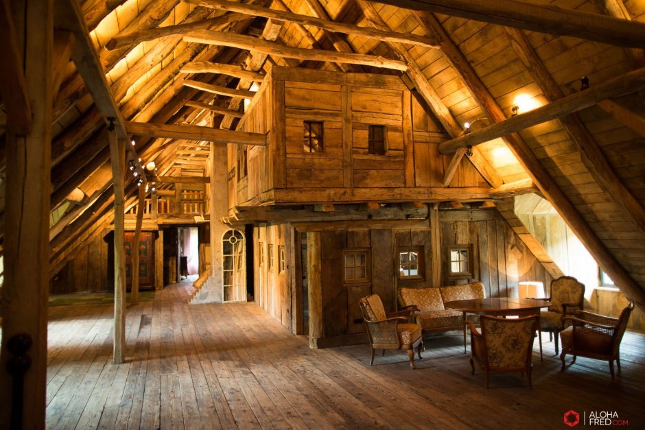 Старинный деревянный дом изнутри