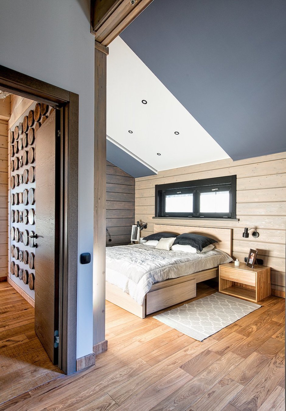 Зонированная спальня в деревянном доме