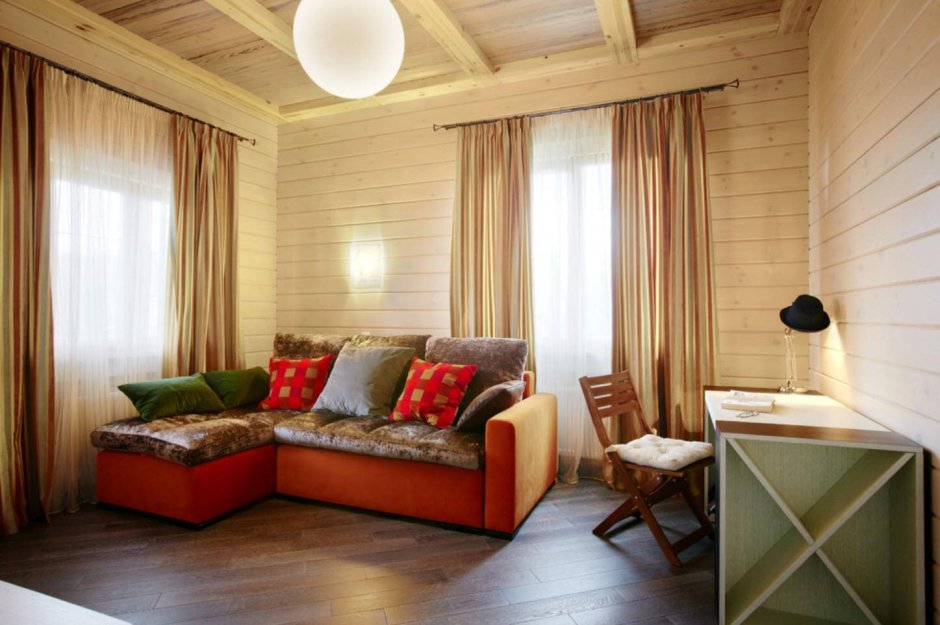 Интерьер зала в частном деревянном доме