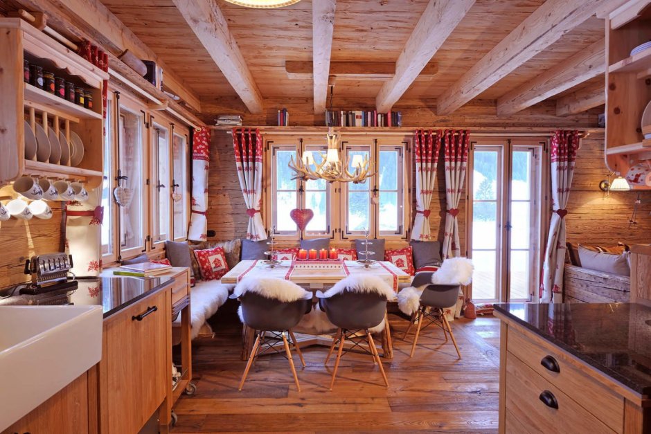 Уютный деревянный домик кухня