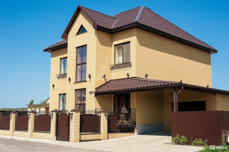 Двухэтажный дом желтый кирпич (61 фото)