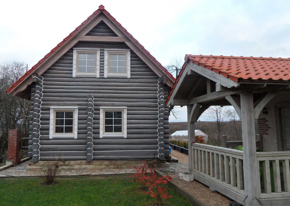 Серый деревянный дом