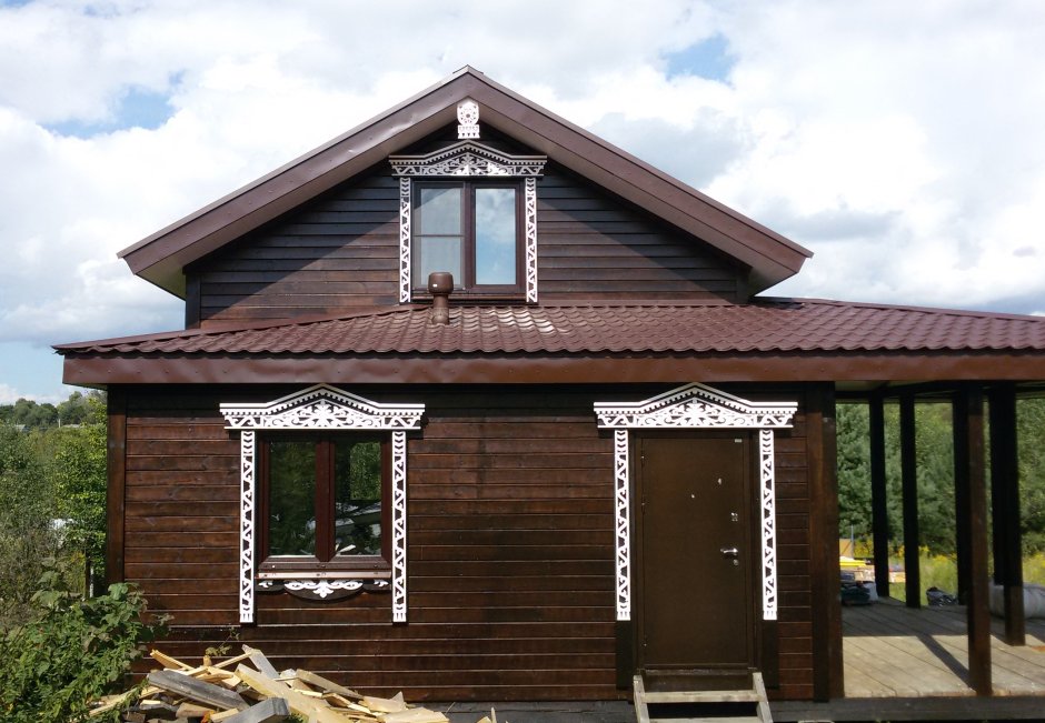 Коричневый деревянный дом