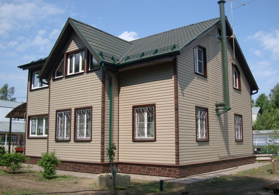 Бежевый дом с белыми окнами