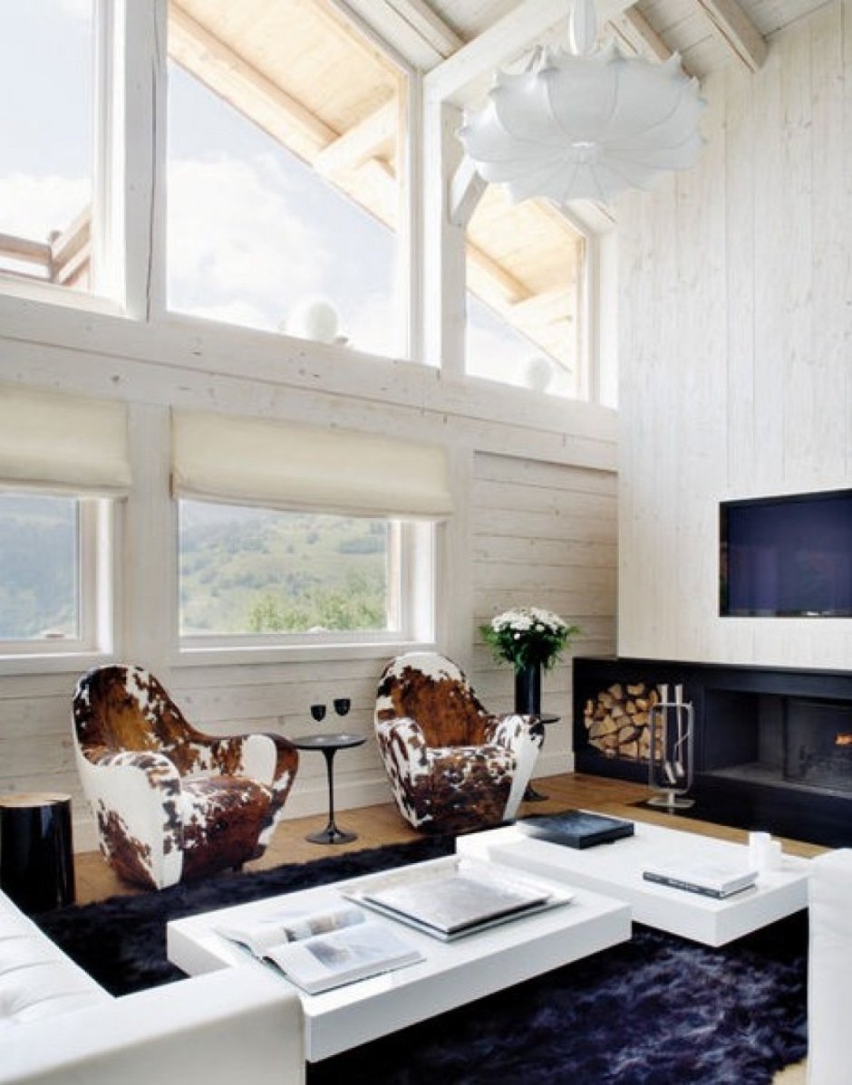Белая гостиная в деревянном доме