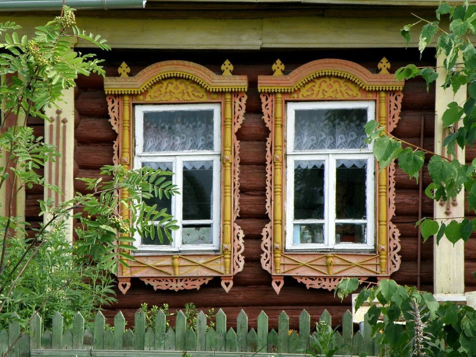 Деревенский домик с резными наличниками