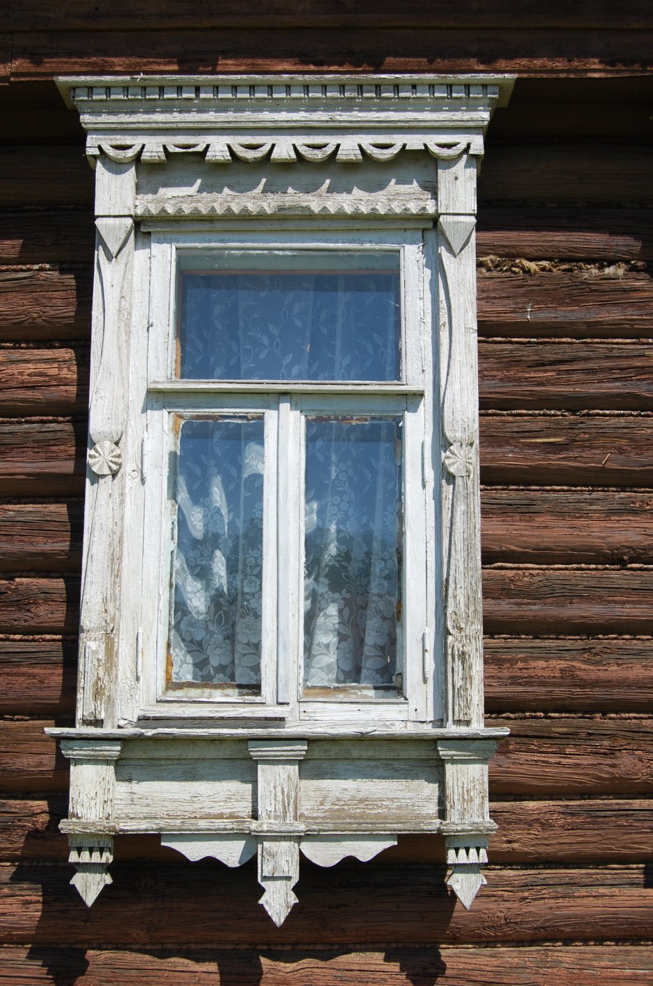 Старое окно с наличником