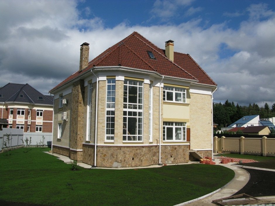 Кирпичный дом с полукруглыми окнами