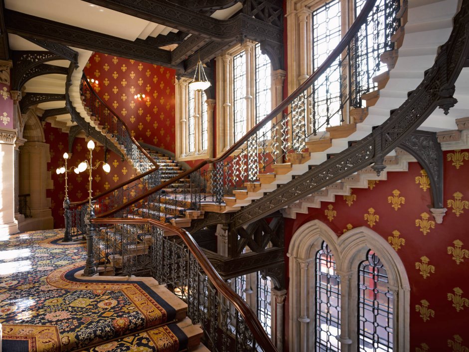 Лестница в замковом стиле