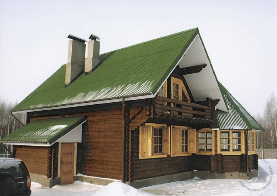 Бревенчатый дом с зеленой крышей