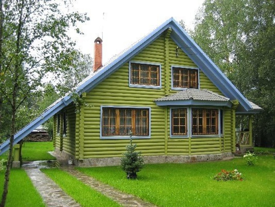 Рубленый дом с травяной крышей