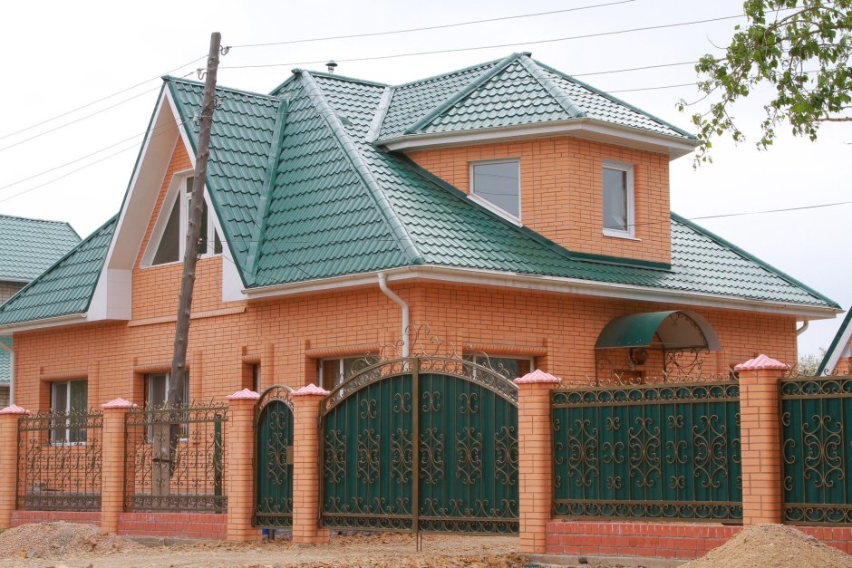 Красный кирпичный дом с зеленой крышей (51 фото)