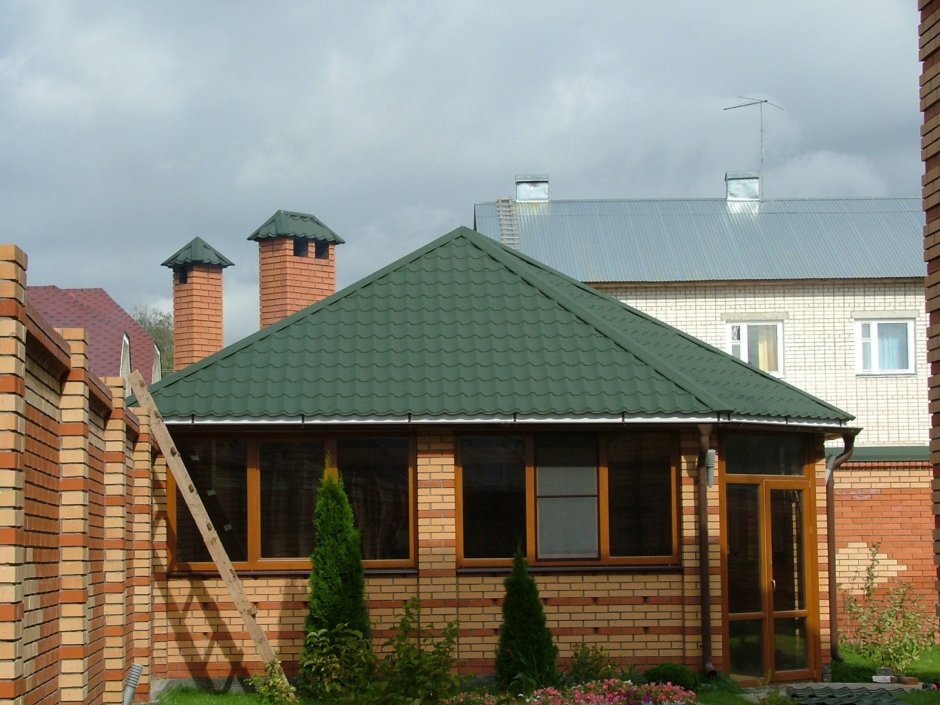 Беседка с зеленой крышей