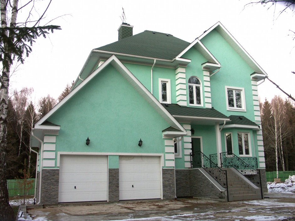 Оштукатуренный дом с зеленой крышей (45 фото)