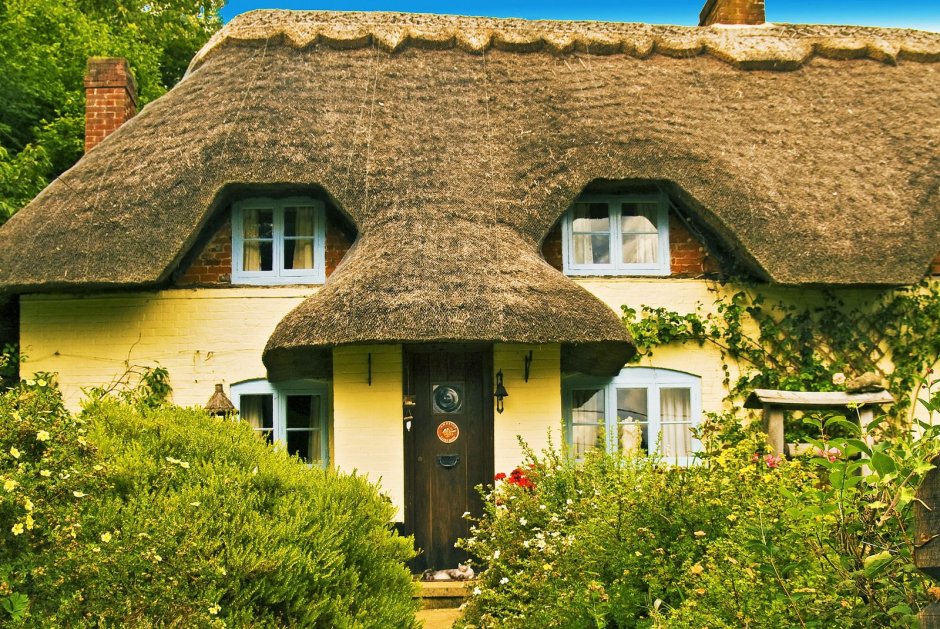 Деревня в Англии с соломенными крышами