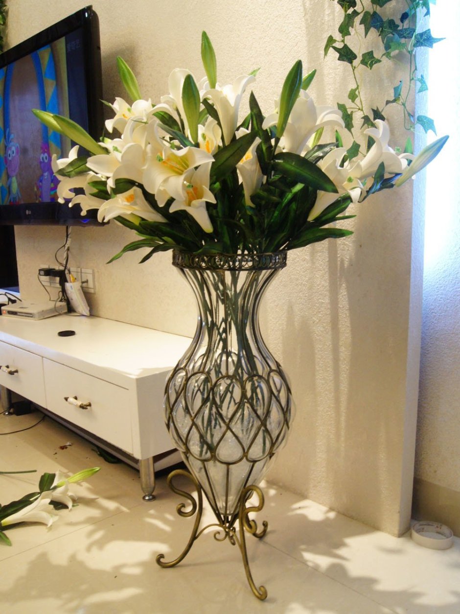 Напольные вазы с цветами