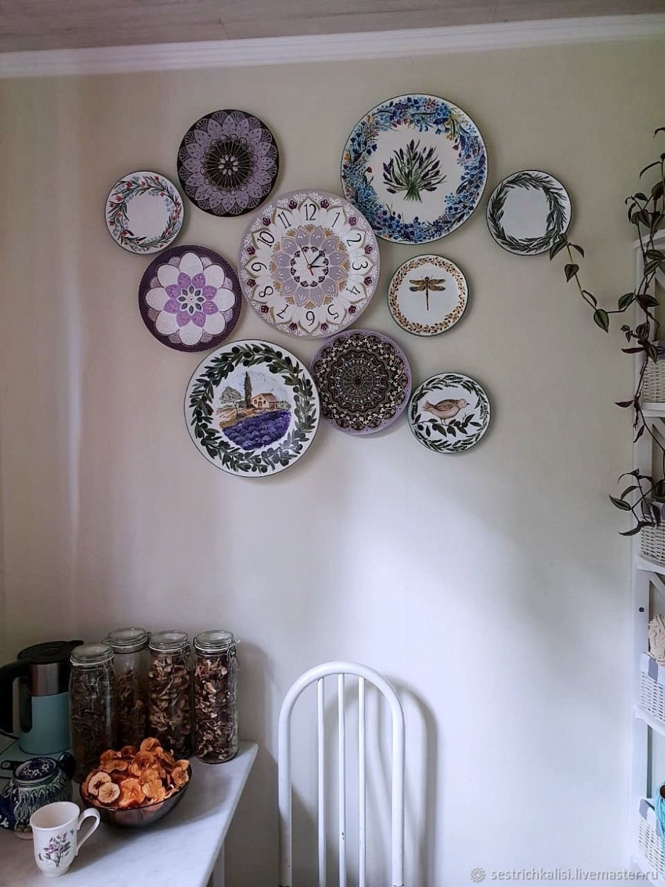 Декоративные тарелки в интерьере (63 фото)