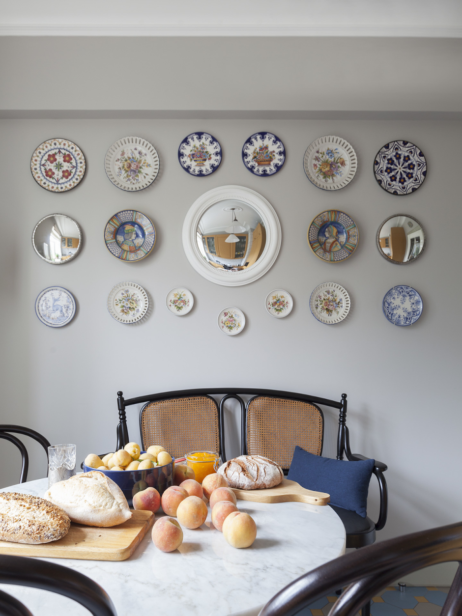Декоративная керамические тарелки в интерьере