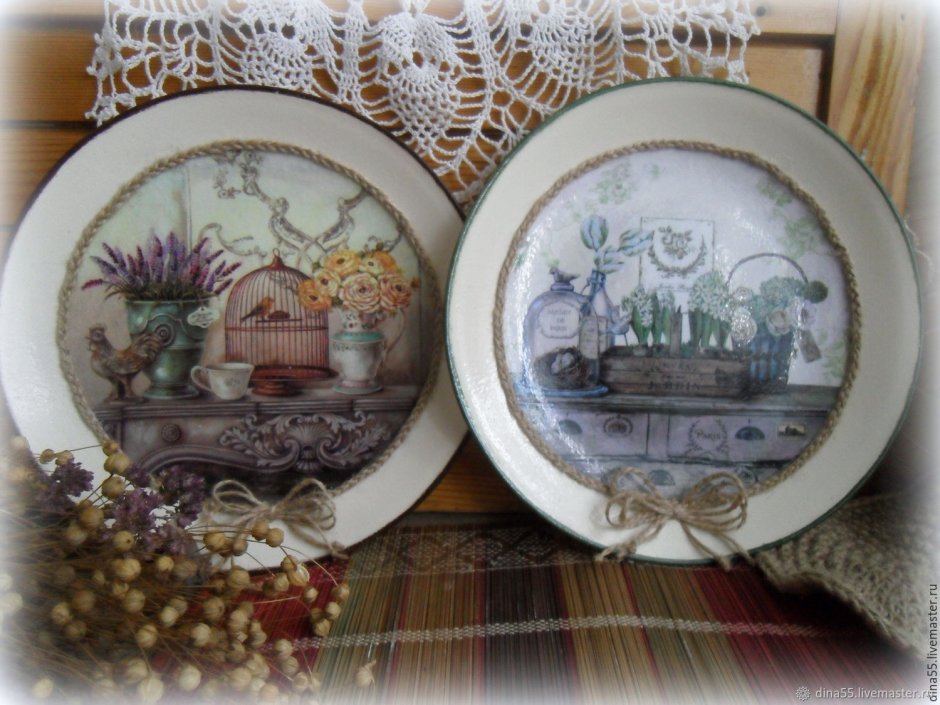 Сувенирные тарелки в интерьере квартиры