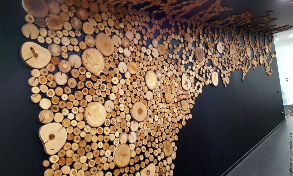 Стена из деревянных спилов