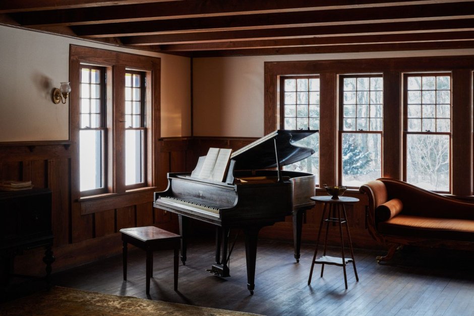 Роскошная гостиная с пианино