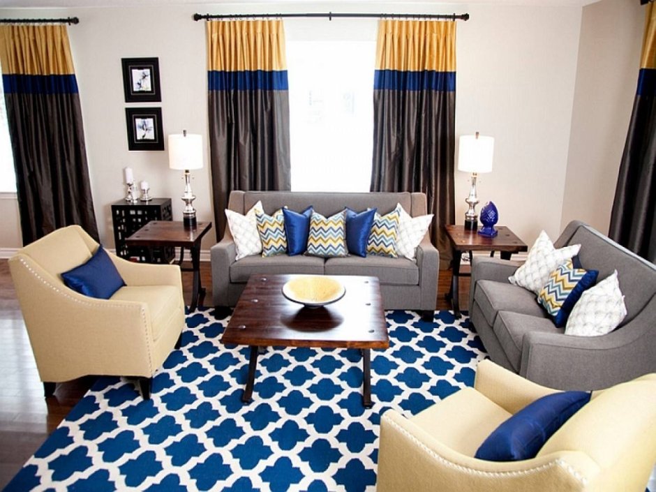 Синий ковер в интерьере гостиной