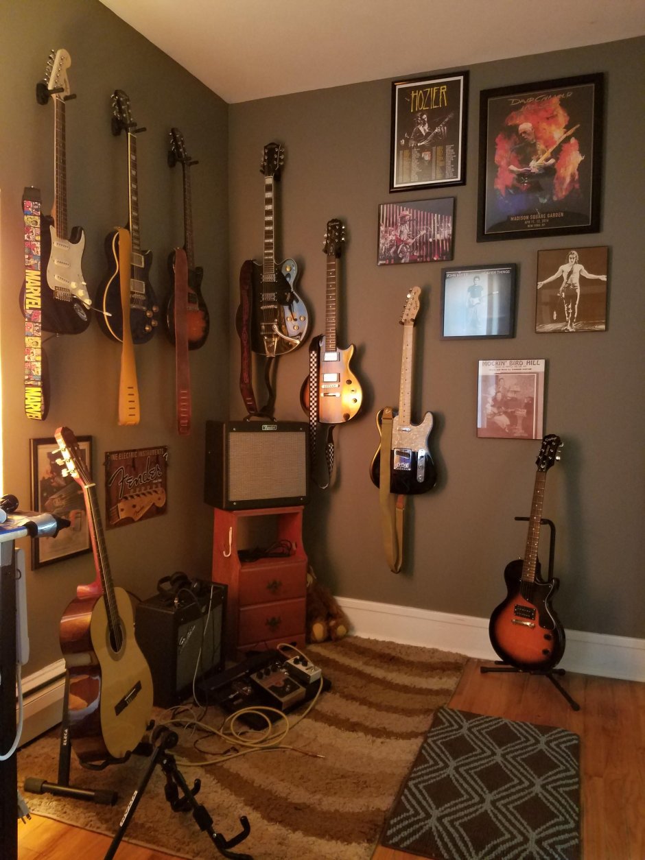 Комната с гитарой