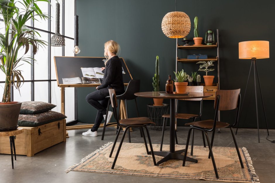 Мольберт в интерьере гостиной