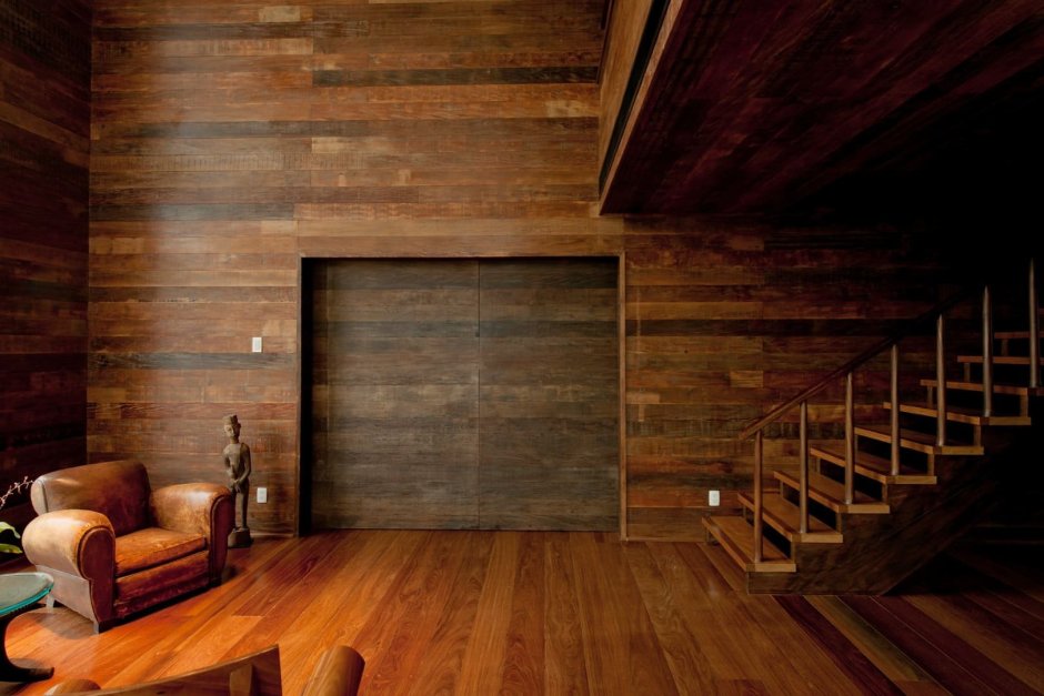 Деревянная стена в интерьере спальни
