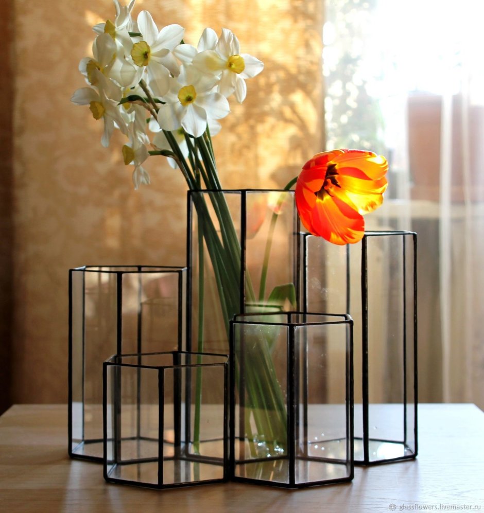 Современная стеклянная ваза