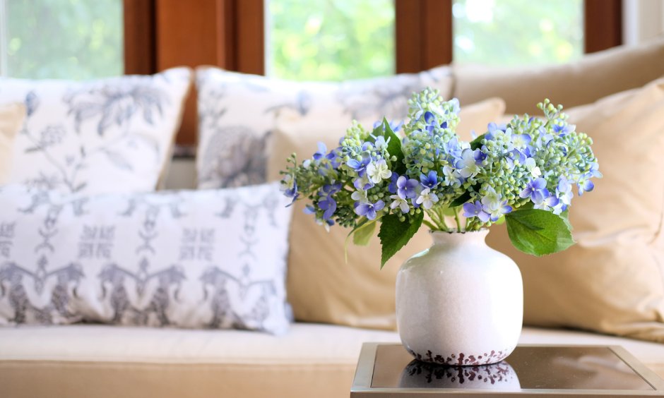 Композиции с напольными вазами в голубых тонах